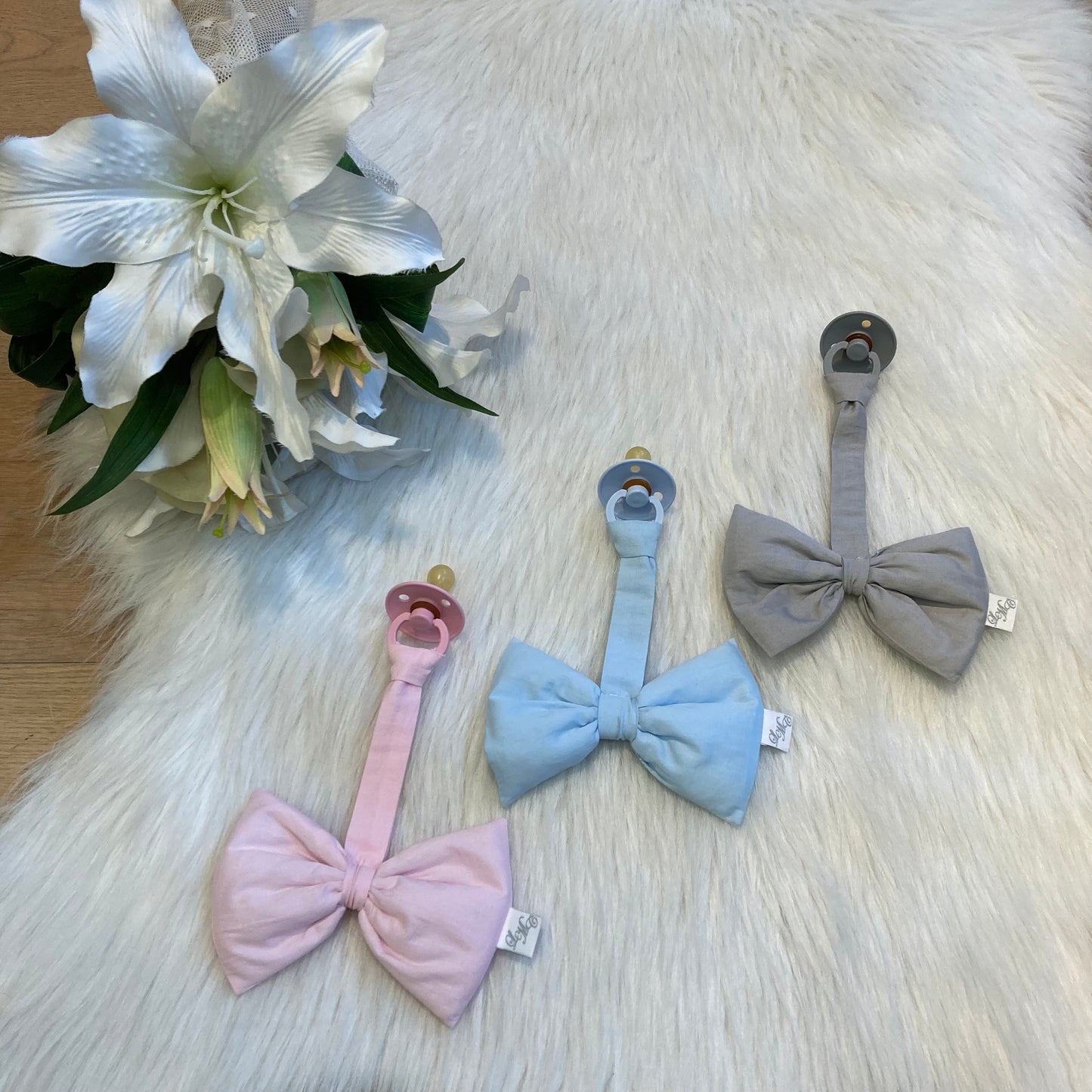 Speenstrikje Classic love lichtgrijs